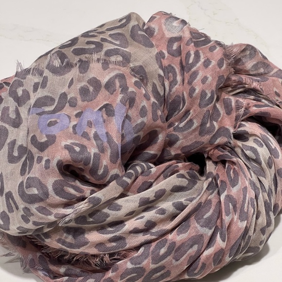LOUIS VUITTON Cashmere Silk Leopard Estole Stole - Authentic with tag. - Picture 5 of 7
